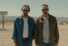 Walter White e Jesse Pinkman diante de um trailer no deserto de Albuquerque, com tons azulados e atmosfera cinematográfica inspirada nos bastidores da série Breaking Bad
