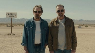 Walter White e Jesse Pinkman diante de um trailer no deserto de Albuquerque, com tons azulados e atmosfera cinematográfica inspirada nos bastidores da série Breaking Bad