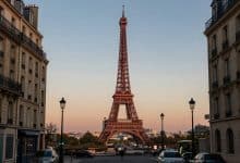 Composição cinematográfica de Paris ao entardecer, com a Torre Eiffel ao fundo, telhados tradicionais e uma rua iluminada que evoca diferentes séries ambientadas na cidade.