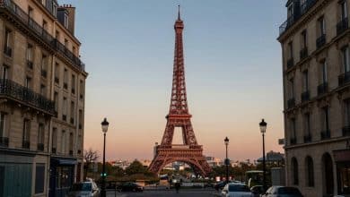 Composição cinematográfica de Paris ao entardecer, com a Torre Eiffel ao fundo, telhados tradicionais e uma rua iluminada que evoca diferentes séries ambientadas na cidade.