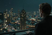 Montagem cinematográfica com uma nave espacial sobre uma cidade futurista, uma figura alienígena em destaque e estrelas ao fundo, representando séries de ficção científica e contato extraterrestre
