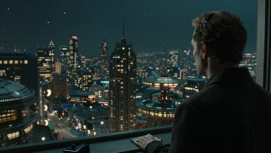 Montagem cinematográfica com uma nave espacial sobre uma cidade futurista, uma figura alienígena em destaque e estrelas ao fundo, representando séries de ficção científica e contato extraterrestre