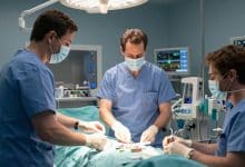 Imagem editorial inspirada em Grey's Anatomy, mostrando um hospital moderno, corredores iluminados, instrumentos médicos e atmosfera dramática de série televisiva