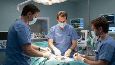 Imagem editorial inspirada em Grey's Anatomy, mostrando um hospital moderno, corredores iluminados, instrumentos médicos e atmosfera dramática de série televisiva