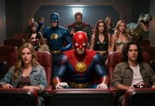Colagem cinematográfica épica com elementos de grandes franquias mundiais, incluindo super-heróis, ficção científica, fantasia, dinossauros e carros de ação em uma sala de cinema iluminada