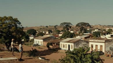 Composição cinematográfica evocando clássicos do cinema brasileiro: uma tela de cinema iluminada, silhuetas de espectadores e paisagens do sertão e da cidade