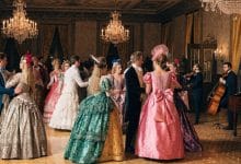 Salão de baile inspirado em Bridgerton, com figurinos de época coloridos, lustres brilhantes e músicos tocando instrumentos de cordas